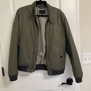 Men’s Banana Republic water resistant olive bomber jacket. Size S
